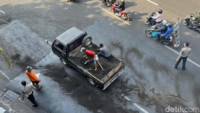 Tumpahan minyak di Jalan Wonokromo Surabaya sempat bikin macet lalu lintas.