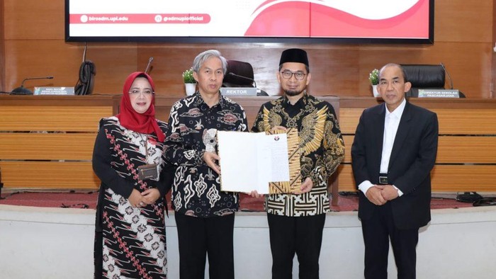 Ustaz Adi Hidayat (kedua dari kanan)