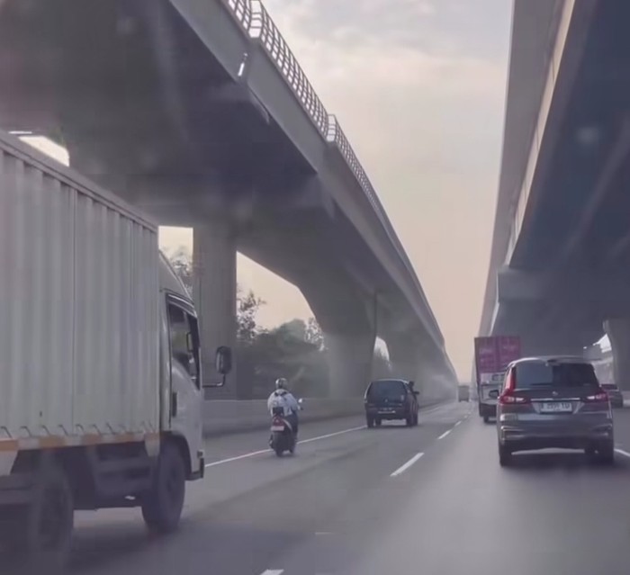 Viral pemotor masuk jalan Tol Jakarta-Cikampek