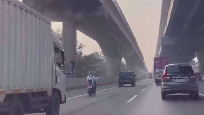Viral pemotor masuk jalan Tol Jakarta-Cikampek