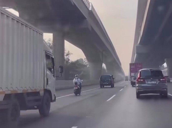 Viral pemotor masuk jalan Tol Jakarta-Cikampek