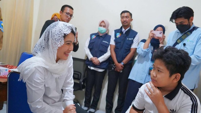 Wakil Menteri Kependudukan dan Pembangunan Keluarga, Ratu Ayu Isyana Bagoes Oka meninjau langsung pelaksanaan CKG di Madrasah Tsanawiyah Persis 1-2 Kota Bandung.