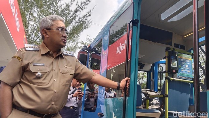 Wali Kota Bandung Muhammad Farhan saat menjajal purwarupa Angkot Pintar