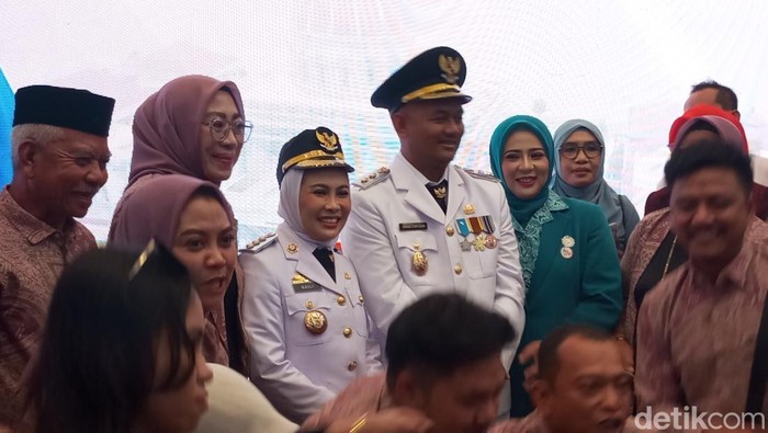 Wali Kota dan Wakil Wali Kota Palopo Naili-Ome foto bersama usai pelantikan.