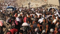 Meski sebagian bantuan berhasil masuk, distribusi masih jauh dari cukup untuk memenuhi kebutuhan lebih dari dua juta penduduk Gaza. Banyak warga harus menunggu berjam-jam dan mengantre panjang demi mendapatkan jatah yang tidak seberapa. (REUTERS/Ebrahim Hajjaj)  