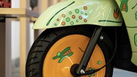 Pemuda asal Yogyakarta ini juga memasang beberapa part modifikasi yang sedang tren di kalangan skutik klasik modern saat ini untuk mempertegas kesan “kalcer” pada motor ini. Salah satu adalah velg wheeldop yang mampu memberikan kesan skutik klasik sekaligus “kalcer” dan umumnya punya warna kontras dengan warna bodinya. Foto: dok. Yamaha