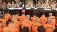 Deretan tersangka kasus pencurian diperlihatkan kepada awak media usai diringkus polisi di berbagai lokasi selama operasi bulan Juli 2025. ANTARA FOTO/M RISYAL HIDAYAT