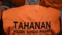 Polisi menunjukkan 47 tersangka dalam pengungkapan kasus kejahatan di Samarinda. Penindakan difokuskan pada pencurian yang meresahkan warga. ANTARA FOTO/M RISYAL HIDAYAT