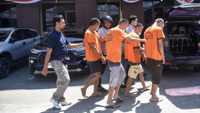 47 Tersangka Kejahatan Konvensional Diamankan Tato dari salah satu tersangka berada saat mengiukuti pemgungkapan kasus di Mapolresta Samarinda, Kalimantan Timur, Selasa (5/8/2025). Polresta Samarinda dan Polsek jajaran selama bulan Juli 2025 berhasil mengamankan 47 orang tersangka pelaku kejahatan konvensional berupa pencurian kendaraan bermotor (curanmor), pencurian biasa, pencurian dengan pemberatan (curat), serta pencurian dengan kekerasan (curas). ANTARA FOTO/M Risyal Hidayat/bar