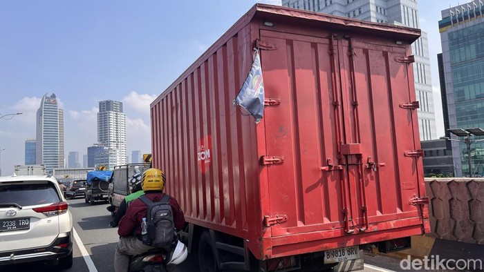 Ada Bendera One Piece Berkibar di Truk Warga di sejumlah daerah ramai mengibarkan bendera dari manga One Piece menjelang HUT ke-80 RI. Pemerintah pun merespons aksi tersebut.