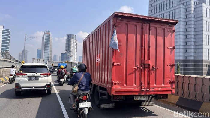 Ada Bendera One Piece Berkibar di Truk Warga di sejumlah daerah ramai mengibarkan bendera dari manga One Piece menjelang HUT ke-80 RI. Pemerintah pun merespons aksi tersebut.