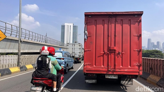 Ada Bendera One Piece Berkibar di Truk Warga di sejumlah daerah ramai mengibarkan bendera dari manga One Piece menjelang HUT ke-80 RI. Pemerintah pun merespons aksi tersebut.