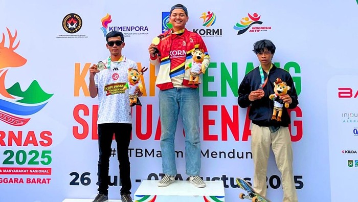 Aditya Hardinata (tengah) saat di podium pertama usai meraih medali emas di kategori Best Trick Drop In pada Festival Olahraga Rekreasi Nasional (Fornas) VII 2025. Foto: Istimewa