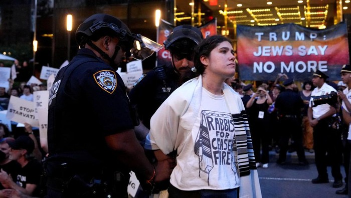 Aksi Bela Gaza di Depan Hotel Trump Berujung Penangkapan Protesters are detained by NYPD SRG officers outside of Trump International Hotel during a rally against the hunger crisis in Gaza that organizers say is caused by Israel, in New York City, U.S., August 4, 2025. Israel blames Hamas for the suffering in Gaza and says it is taking steps for more aid to reach its population. REUTERS/Adam Gray