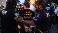 Polisi NYPD SRG dikenal sebagai unit khusus untuk menangani demonstrasi besar. Mereka sering menggunakan formasi seperti kettling untuk menahan massa. Taktik ini menuai kritik karena berpotensi membatasi hak kebebasan berkumpul dan eskalasi kekerasan selama protes. (REUTERS/Adam Gray)  