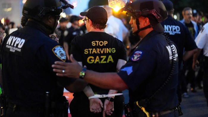 Aksi Bela Gaza di Depan Hotel Trump Berujung Penangkapan Protesters are detained by NYPD SRG officers outside of Trump International Hotel during a rally against the hunger crisis in Gaza that organizers say is caused by Israel, in New York City, U.S., August 4, 2025. Israel blames Hamas for the suffering in Gaza and says it is taking steps for more aid to reach its population. REUTERS/Adam Gray