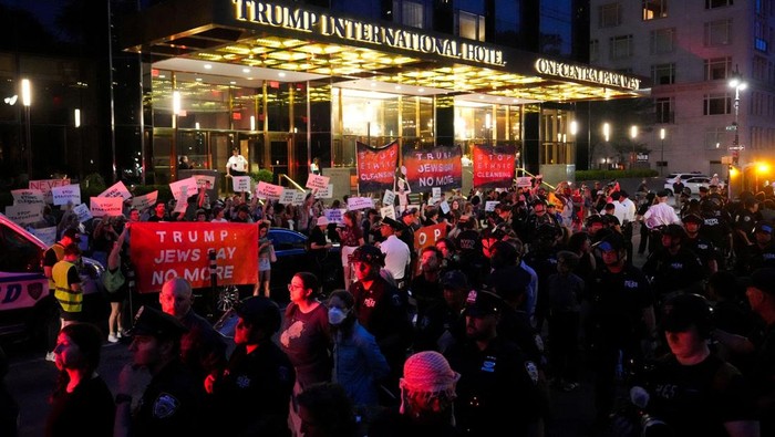 Aksi Bela Gaza di Depan Hotel Trump Berujung Penangkapan Protesters are detained by NYPD SRG officers outside of Trump International Hotel during a rally against the hunger crisis in Gaza that organizers say is caused by Israel, in New York City, U.S., August 4, 2025. Israel blames Hamas for the suffering in Gaza and says it is taking steps for more aid to reach its population. REUTERS/Adam Gray