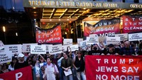 Demonstrasi dimulai di Columbus Circle sekitar pukul 18.30 waktu setempat, dengan ratusan peserta yang bergabung dengan slogan seperti “Trump: Jews Say No More” serta membawa spanduk bertuliskan “stop ethnic cleansing” dan “not in our name”. (REUTERS/Adam Gray)  