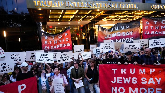 Aksi Bela Gaza di Depan Hotel Trump Berujung Penangkapan Protesters are detained by NYPD SRG officers outside of Trump International Hotel during a rally against the hunger crisis in Gaza that organizers say is caused by Israel, in New York City, U.S., August 4, 2025. Israel blames Hamas for the suffering in Gaza and says it is taking steps for more aid to reach its population. REUTERS/Adam Gray