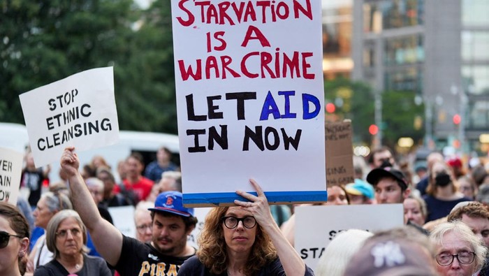Aksi Bela Gaza di Depan Hotel Trump Berujung Penangkapan Protesters are detained by NYPD SRG officers outside of Trump International Hotel during a rally against the hunger crisis in Gaza that organizers say is caused by Israel, in New York City, U.S., August 4, 2025. Israel blames Hamas for the suffering in Gaza and says it is taking steps for more aid to reach its population. REUTERS/Adam Gray