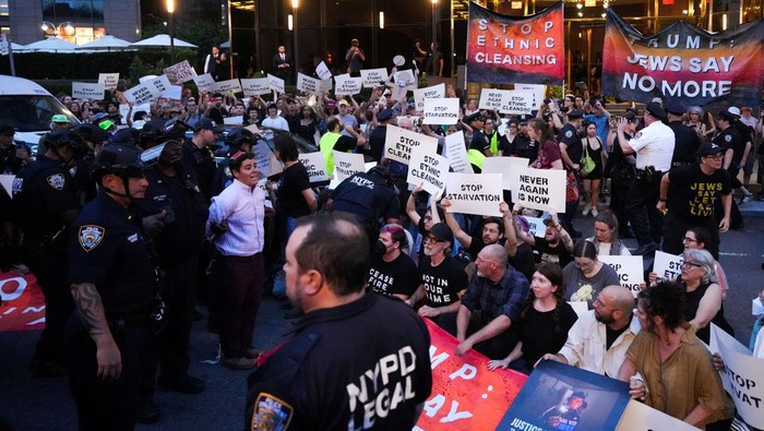 Aksi Bela Gaza di Depan Hotel Trump Berujung Penangkapan Protesters are detained by NYPD SRG officers outside of Trump International Hotel during a rally against the hunger crisis in Gaza that organizers say is caused by Israel, in New York City, U.S., August 4, 2025. Israel blames Hamas for the suffering in Gaza and says it is taking steps for more aid to reach its population. REUTERS/Adam Gray