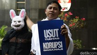ICW menyebut ada dugaan pungutan yang dilakukan salah satu terlapor pada setiap konsumsi yang diberikan. Pihak yang diduga melakukan pungutan disebut mendapat keuntungan Rp 50 miliar.