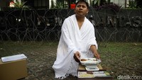 ICW menyebut ada dugaan pemotongan anggaran yang terjadi. Pertama, terkait layanan masyair kepada jemaah haji. Kedua, terkait dugaan pengurangan spesifikasi konsumsi yang diberikan.