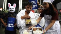 Aktivis Indonesia Corruption Watch (ICW) melakukan aksi teatrikal di depan gedung Merah Putih KPK, Jakarta, Selasa (5/8/2025). ICW melaporkan dugaan korupsi penyelenggaraan ibadah haji tahun 2025.