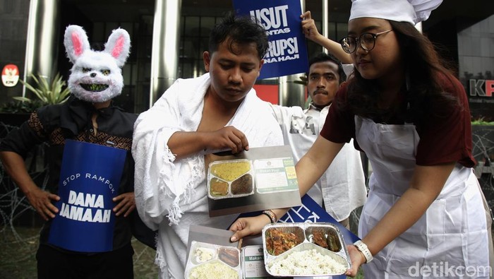 Aktivis Indonesia Corruption Watch (ICW) melakukan aksi teatrikal di depan gedung Merah Putih KPK, Jakarta, Selasa (5/8/2025). ICW melaporkan dugaan korupsi penyelenggaraan ibadah haji tahun 2025.