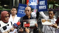Kepala Divisi Hukum dan Investigasi ICW Wana Alamsyah resmi melaporkan dugaan tindak pidana korupsi terkait dengan penyelenggaraan haji. ICW juga sempat menunjukkan gambar makanan yang disebutnya diterima oleh jemaah haji. Dia mengatakan telah melakukan perbandingan gramasi terkait porsi makanan itu. Menanggapi itu, KPK menyampaikan apresasinya terhadap pihak yang melakukan pelaporan. Setiap pelaporan yang diterima akan dilakukan verifikasi dan validitas.