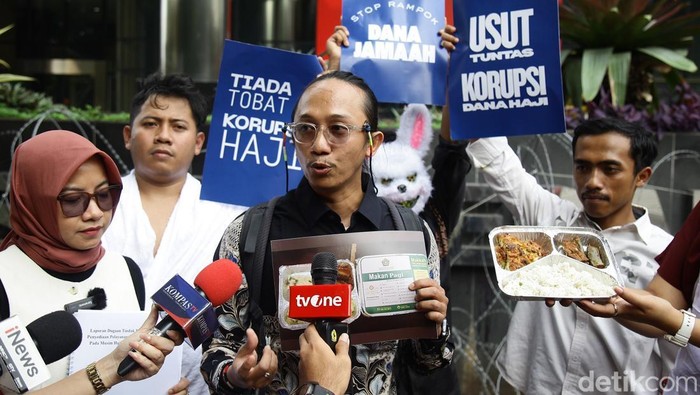 Aksi Teatrikal ICW Desak KPK Usut Dugaan Korupsi Haji 2025 Aktivis Indonesia Corruption Watch (ICW) melakukan aksi teatrikal di depan gedung Merah Putih KPK, Jakarta, Selasa (5/8/2025). ICW melaporkan dugaan korupsi penyelenggaraan ibadah haji tahun 2025.