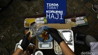 ICW juga menyebut ada dugaan ketidaksesuaian konsumsi yang diberikan ke jemaah haji. Salah satunya, terkait pemberian kalori makanan yang tidak sesuai berdasarkan aturan permenkes. Berdasarkan perhitungan ICW, makanan yang diberikan spesifikasinya ada pengurangan sekitar 4 riyal.