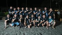 Andhika Pratama di antara member geng motor Bedain dan The Prediksi malam-malam di pinggir pantai. (Foto: dok Instagram theprediksi_)