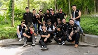 Andhika Pratama tampak bahagia bisa jadi anak motor bareng selebritas lain. Hal itu juga dirasakan netizen loh. Gak tau kenapa ikut seneng aja akhirnya pak Dika gabung bapack bapack kocack ini, komen warganet. (Foto: dok Instagram theprediksi_)
