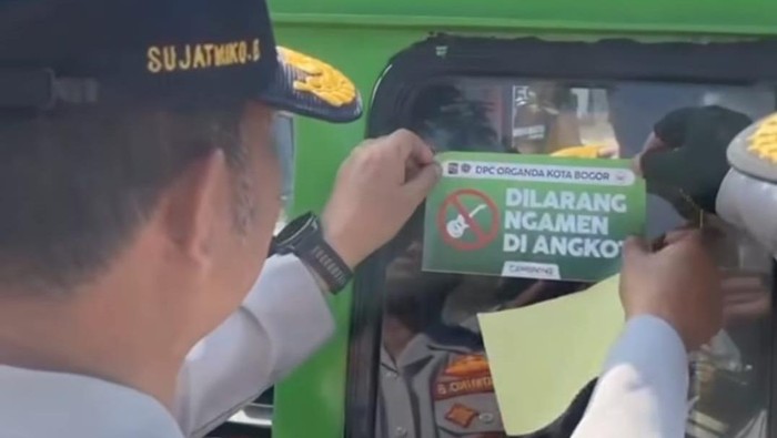 Angkot di Kota Bogor dipasang stiker Dilarang Ngamen di Angkot. (M Sholihin/detikcom)
