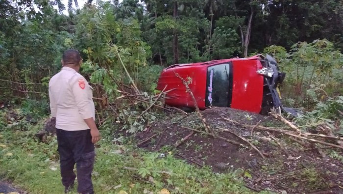 Angkot di Maluku tengah terbalik di kebun singkong.