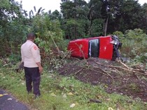 Angkot Terguling di Kebun Malteng gegara Sopir Mabuk, 3 Penumpang Luka