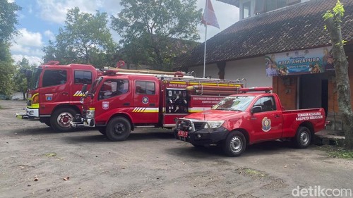 Armada Damkar saat parkir di Pos Karangasem, Selasa (5/8/2025).