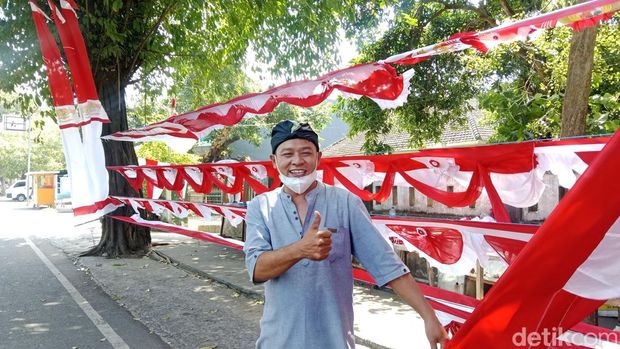 Asep Suhendri penjual bendera Merah Putih di Kota Selong, Lombok Timur, NTB, Senin (5/8/2025). (Sanusi Ardi W/detikBali).