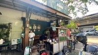 Dekat dari Stasiun Tebet Pintu Barat, ada warung bakmi Jawa yang patut dicoba. Adalah Bakmi Jawa Mas Pong yang ternyata sudah melegenda di Yogyakarta. Foto: Yenny Mustika Sari/detikcom