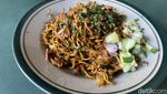 Di Stasiun Tebet Ada Bakmi Godog Ayam Kampung yang Gurih Nikmat