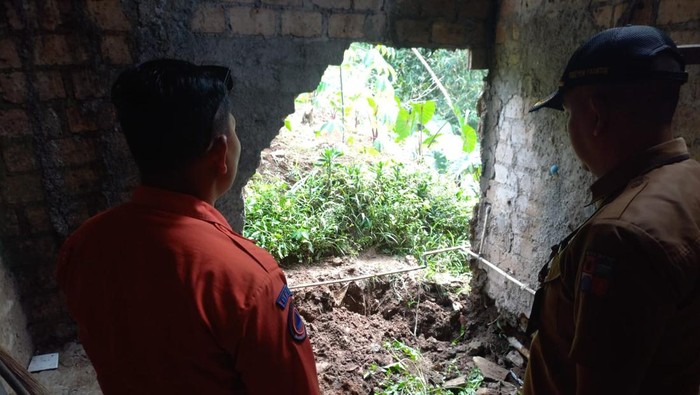 Bangunan rumah ambruk akibat tanah amblas di Bogor (dok.BPBD Bogor)