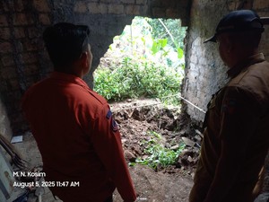 Tanah Amblas Imbas Hujan Deras di Bogor, 1 Unit Rumah Ambruk