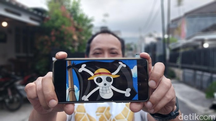 Bendera Jolly Roger dalam serial anime One Piece.