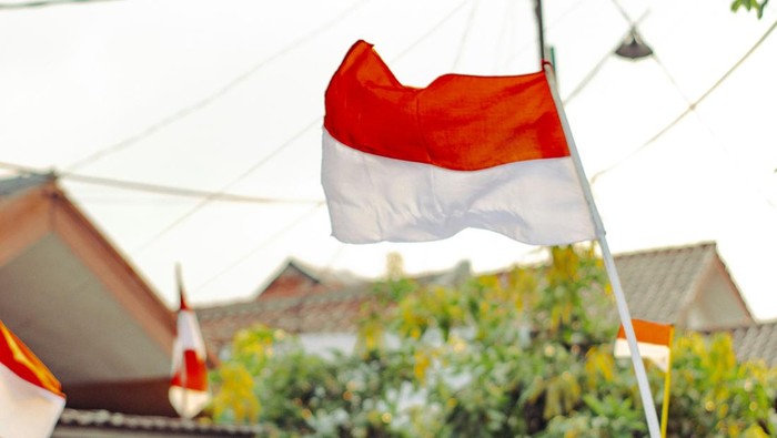 Bendera Merah Putih yang dipasang di permukiman.