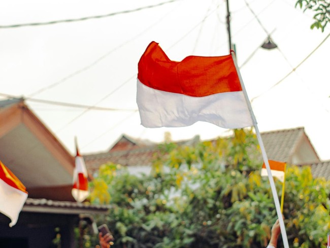 Bendera Merah Putih yang dipasang di permukiman.