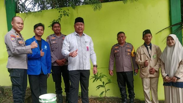 Bhabin Agen Green Policing Ajak Pelajar Tanam Pohon