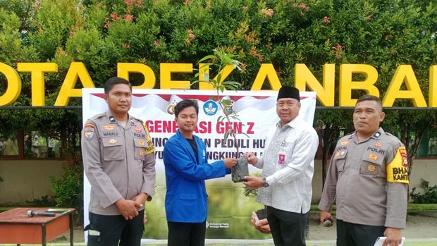 Bhabin Agen Green Policing Ajak Pelajar Tanam Pohon