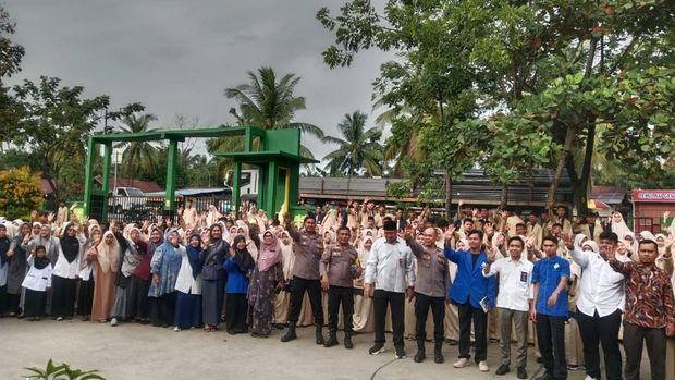 Bhabin Agen Green Policing Ajak Pelajar Tanam Pohon