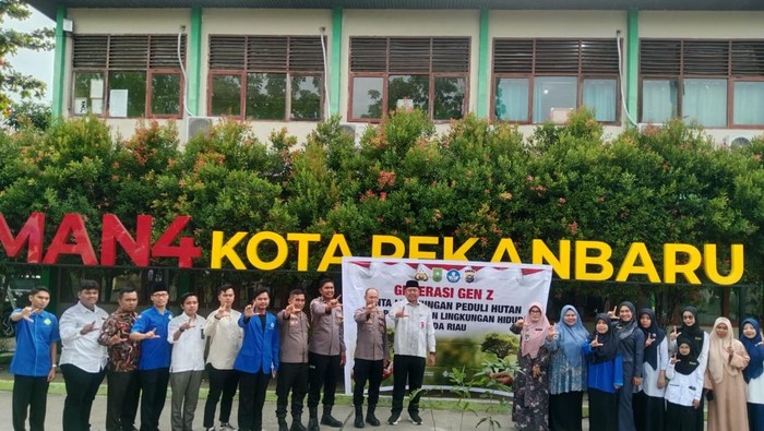 Bhabin Agen Green Policing Ajak Pelajar Tanam Pohon